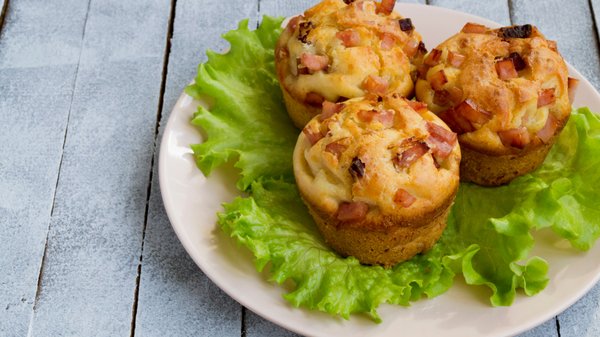Muffins salés aux lardons et fromage : parfaits pour un apéritif réussi